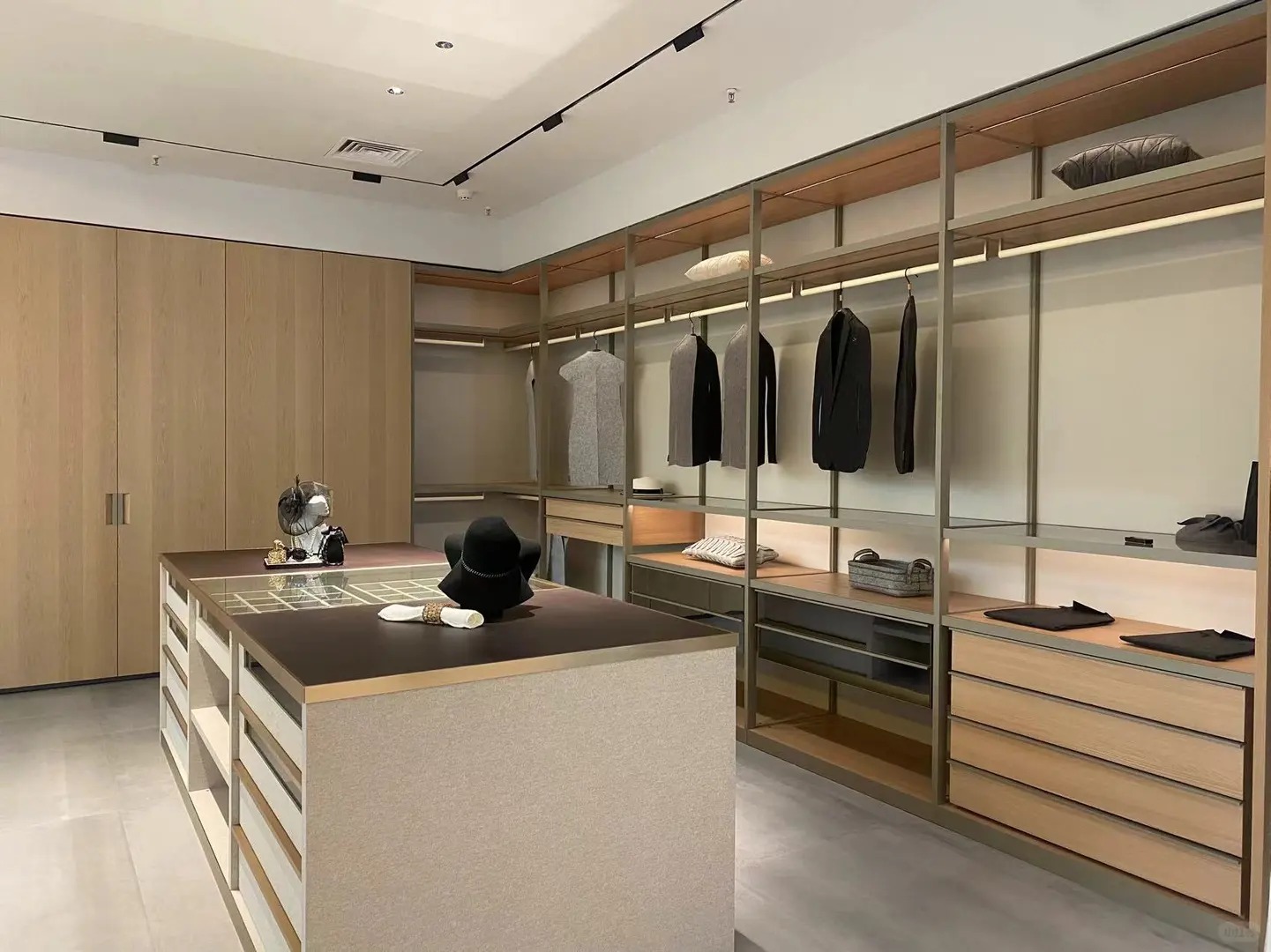 Aluminum wood wardrobe